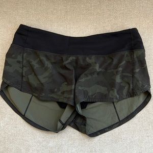 Green and black Camo Lululemon speed up lined short 2.5